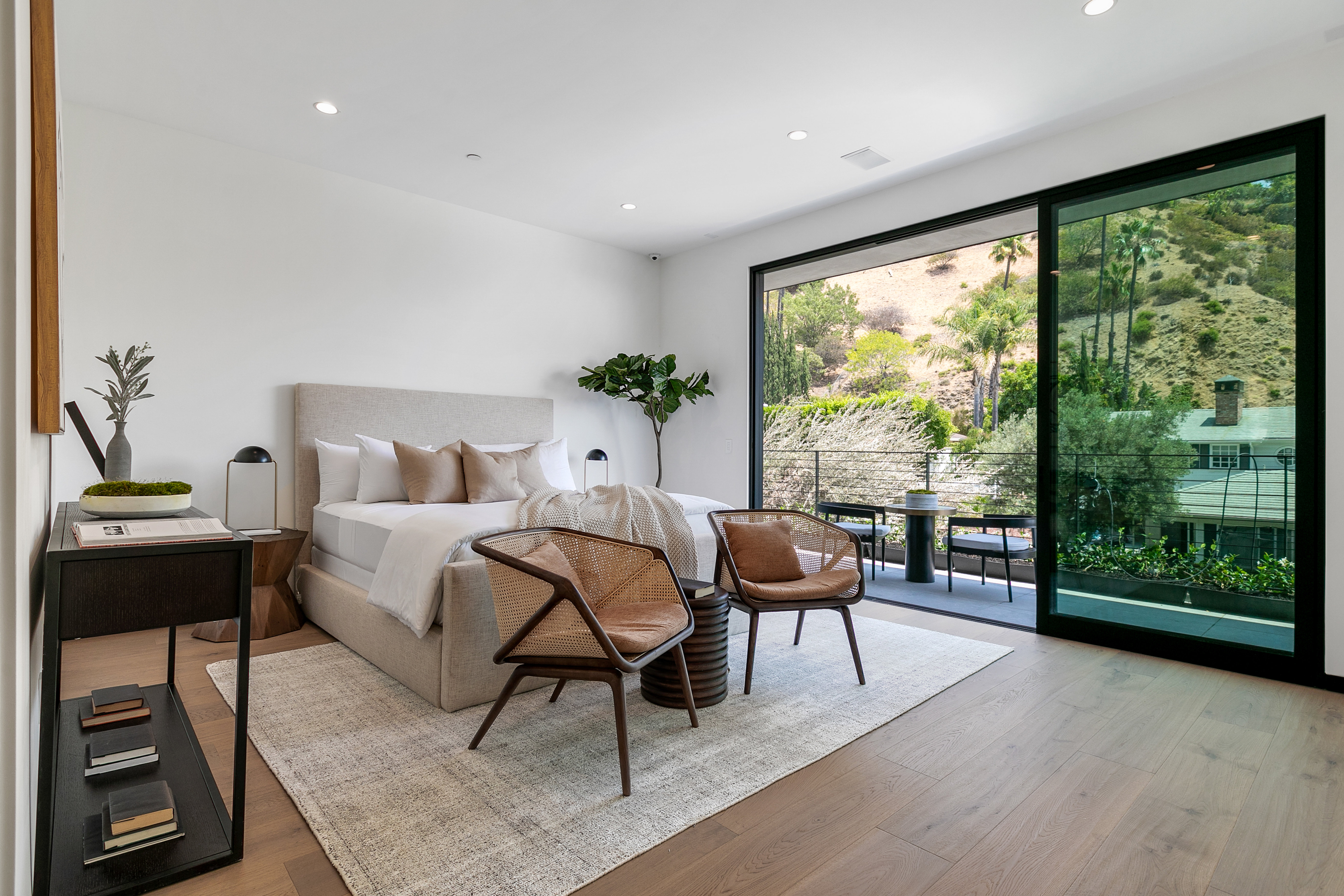Guest bedroom suite with view orientation